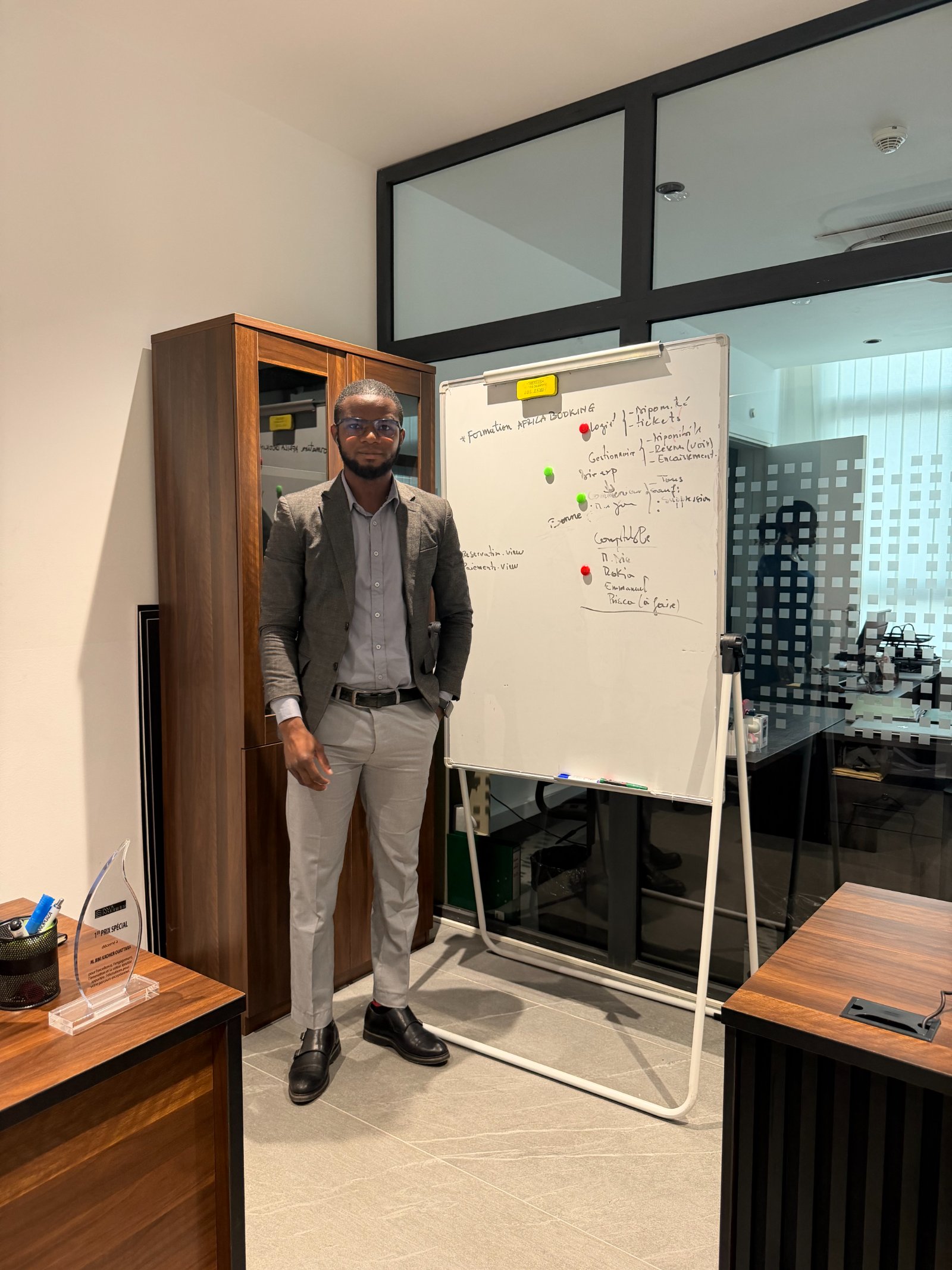 Bini Kadher Ouattara dans son bureau à Abidjan